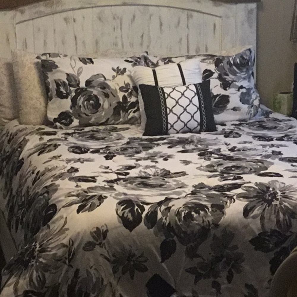 🎉🌺HP X 2🌺🎉 Queen Comforter with 2 pillow shams & 2 Throws